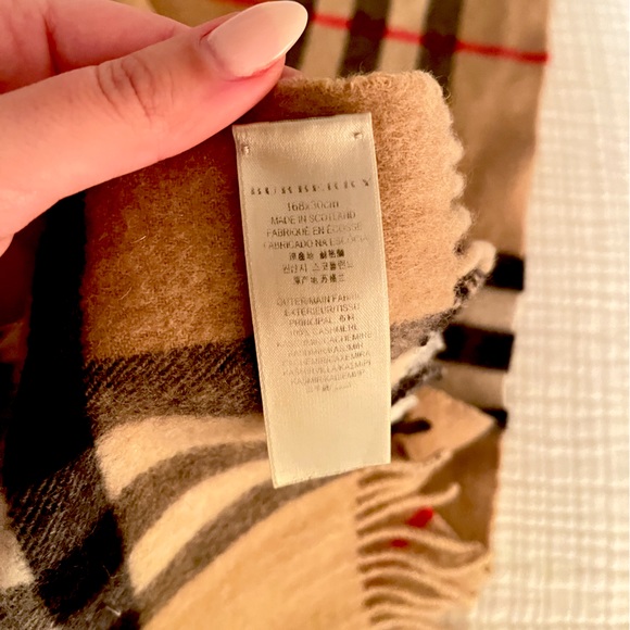 VINTAGE Y2K BURBERRY Classic Check Scarf in Excellent Condition - Picture 3 of 3
